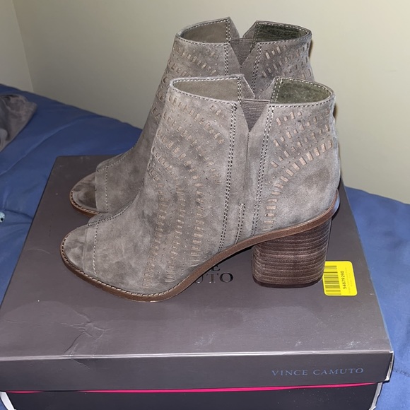 Women’s taupe suede Vince Camuto peep toe booties - Picture 2 of 4